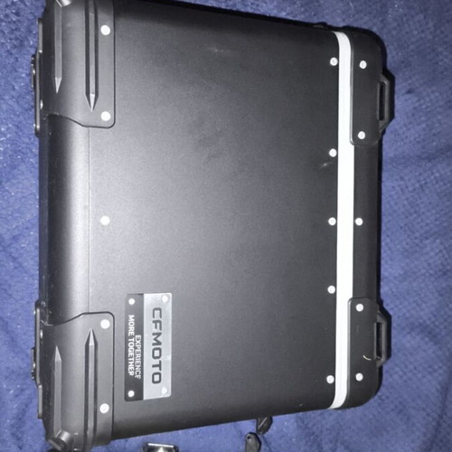 CF MOTO 800mt Side Motorcycle Cases like new, 35L left and 28L right