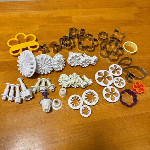 Baking cutters and plungers set 50+ used, flower theme