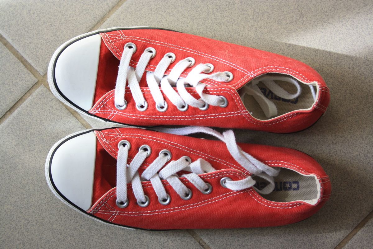 Bright top red converse