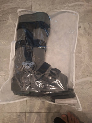 Ankle brace boot like new, size L with inflatable cushions