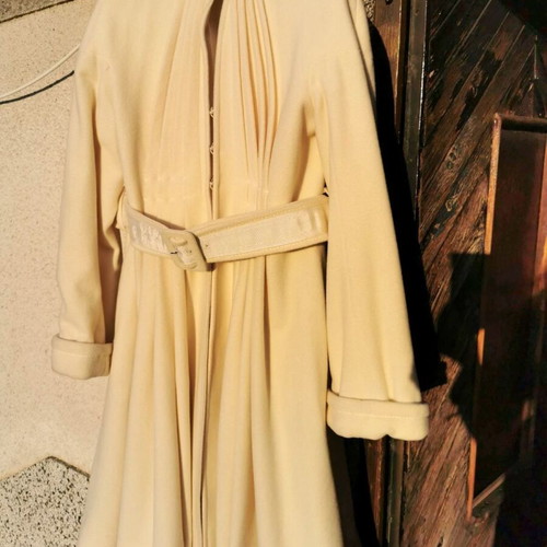 Twist elegant coat with high collar, pleats and textile belt