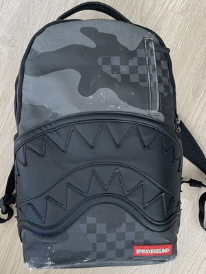 Sprayground черна камуфлажна раница с шахматен десен, употребявана, Stealth Shark