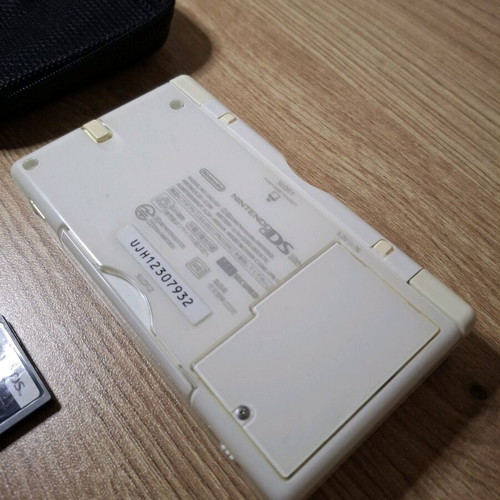 Nintendo DS Lite White like new with charger and carrying case