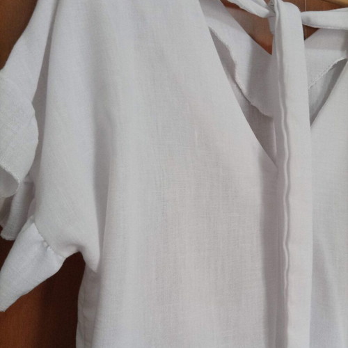 Set of 4 white summer tops like new, sizes M-L