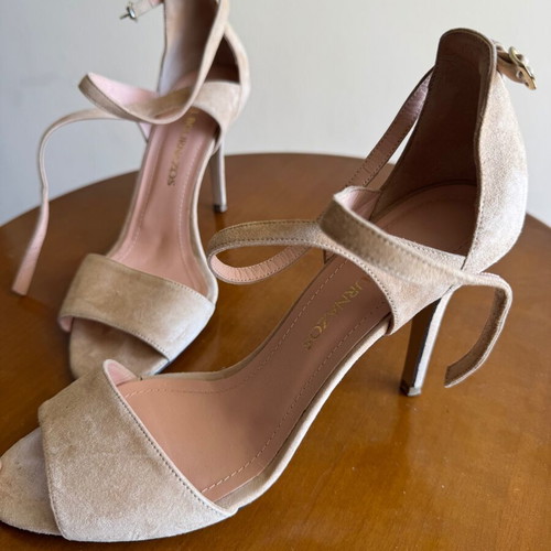 Bourbazos nude suede pumps like new, size 40