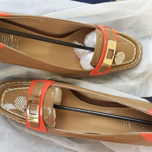 Esthissis pumps new with low heel in beige and red