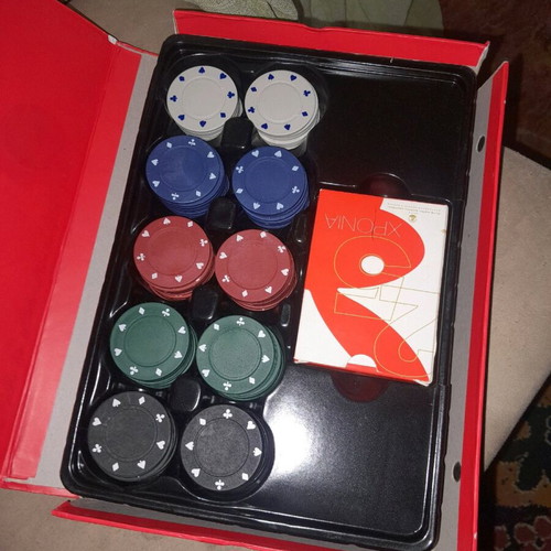 Poker set used with 100 plastic chips and 1 plastic deck