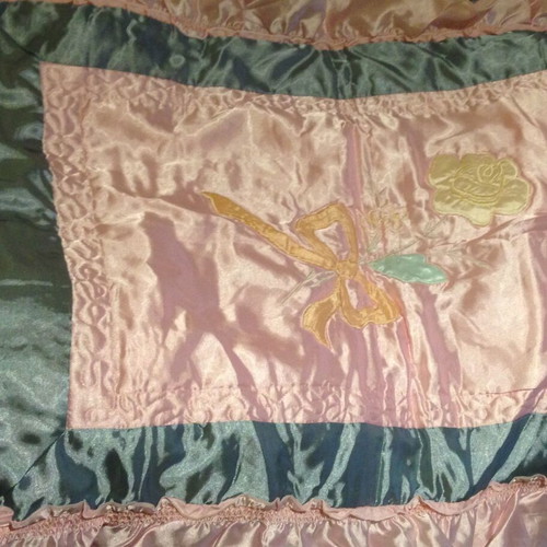 Vintage 90s bridal quilt set like new, satin with ruffles and 2 pillowcases