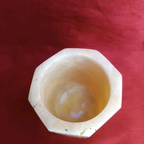 Marble pencil holder used in beige shades