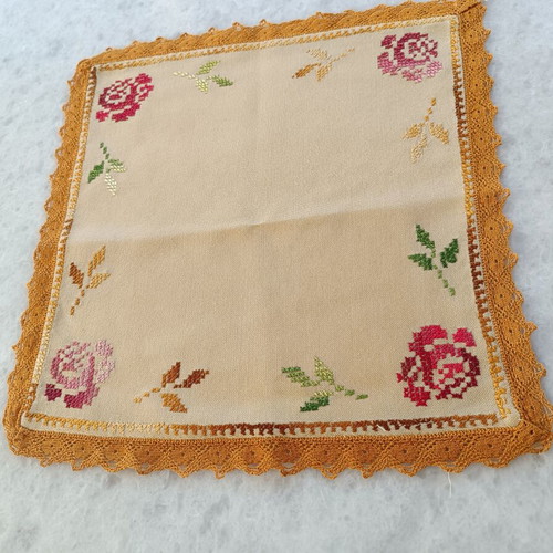 Vintage handmade tablecloth 31×32 cm with embroidery, used