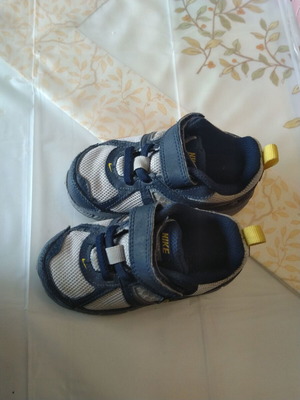 Nike boys' shoes like new, size 22.5