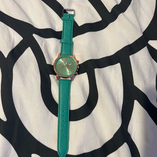 Wristwatch new unisex with green synthetic leather strap