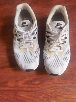 Nike Air Zoom Winflo 4 athletic shoes used, size 40.5, white and gray