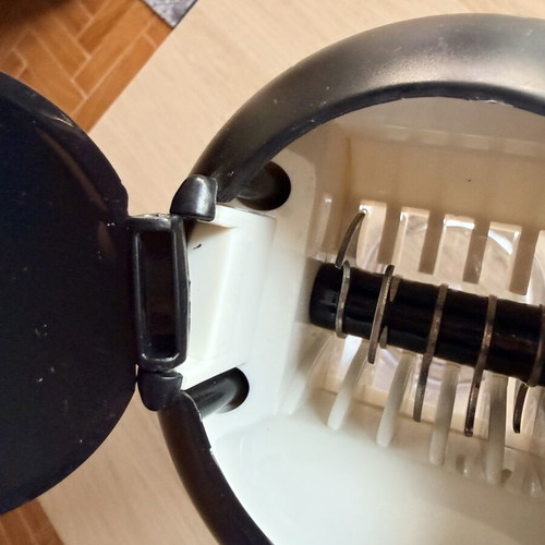 Nescafé manual ice crusher used, one lid ear broken