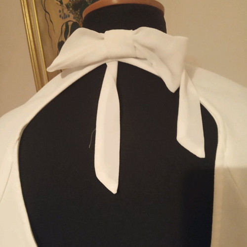 Short-sleeve dress used, size M, with back opening and bow