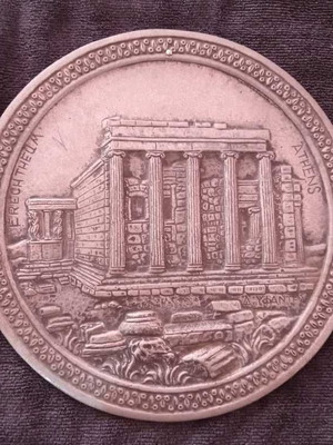 Κανδράκι στρογγυλό μεταχειρισμένο με θέμα την Ακρόπολη, πιθανόν από κασσίτερο