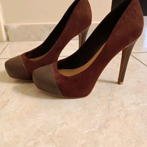 Stradivarius Bordeaux pumps like new with suede fabric and hidden platform