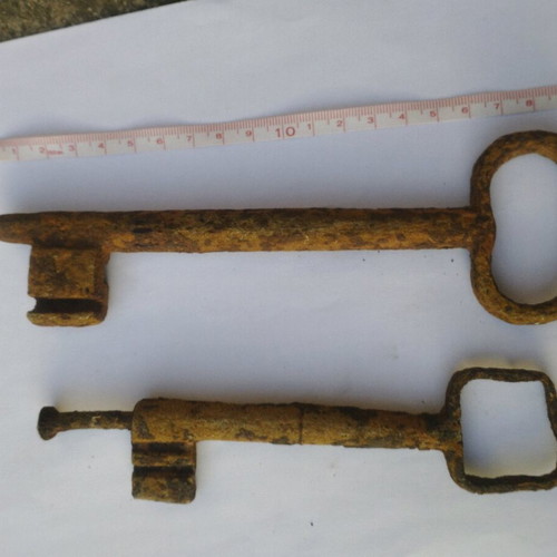 Antique keys used, pack of 2, very large
