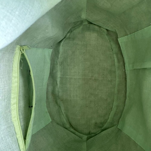 Straw handbag used with green details and flower decoration