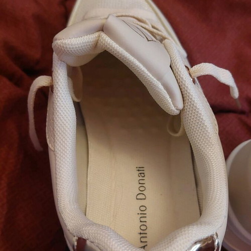 Voi&noi beige athletic shoes like new with gold details