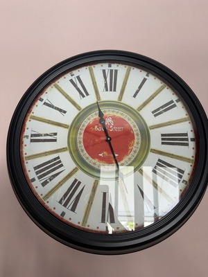Analog wall clock like new with 60 cm diameter