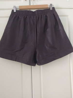 Celestino shorts new, faux leather, size XL, purple