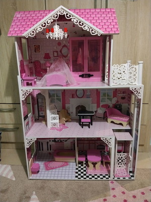 Dollhouse like new with wooden accessories and wardrobe