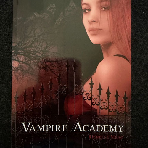 Vampire Academy by Richelle Mead, new Greek edition