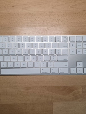 Magic Keyboard with TouchID like new, charges with Lightning port