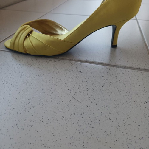 Vintage yellow satin pumps size 40