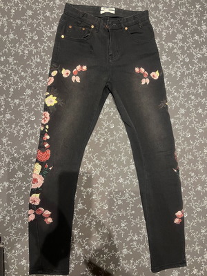 One Teaspoon jeans νούμερο 25 σαν καινούργιο με κεντήματα λουλουδιών