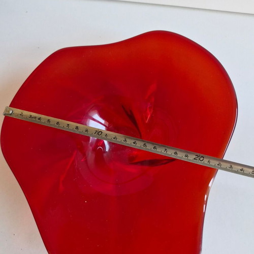 Red glass plate used, asymmetric design