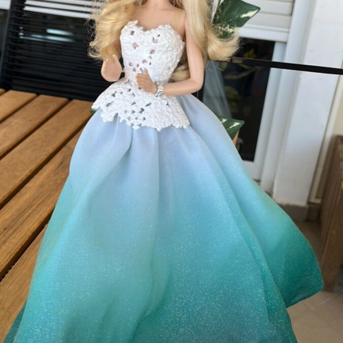 Christmas Barbie doll like new, missing one shoe