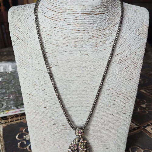Vintage necklace snake chain with teardrop pendant and rhinestones, like new