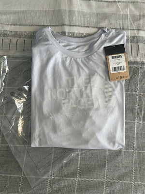 The North Face μεγάλη λευκή μπλούζα καινούργια με ταμπελάκια