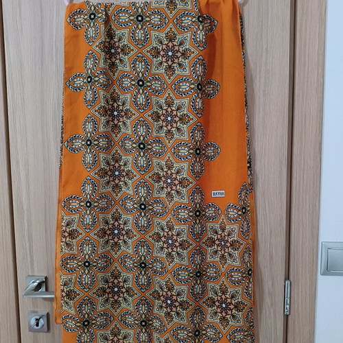 Esarpa scarf like new, multicolored with lace pattern