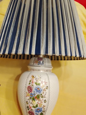 Porcelain portatif lamp used with lampshade