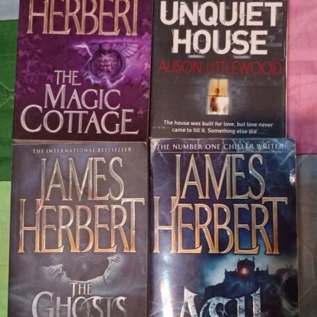 Horror books in English like new, pack of 7