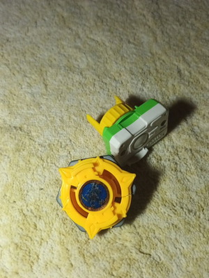 Bayblade used with crack on lid