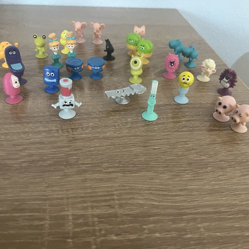 Ser Stikeez suction cup figures set, like new, 28 pieces