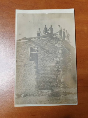 1920s photograph of builders on building under construction