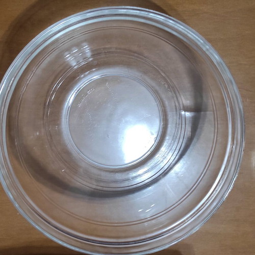 Set of two large bowls like new, 23 cm diameter, transparent for salads