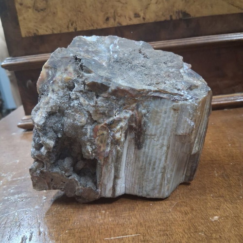Petrified wood used, 1.05 kg with crystals