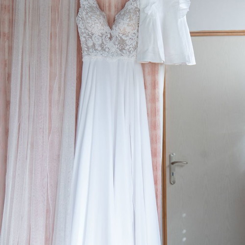 Wedding dress like new, size XS, with veil, shorts, case and garter