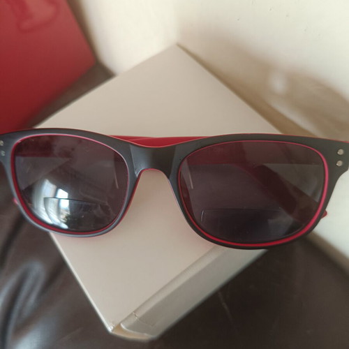 Sunglasses with 2.5 reading lenses like new, black and red