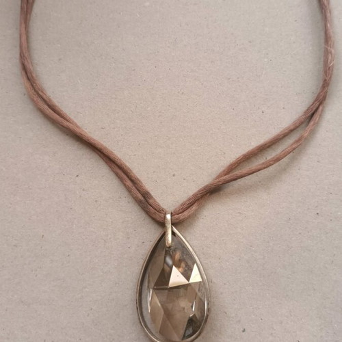Short teardrop necklace like new with double leather strap beige and brown