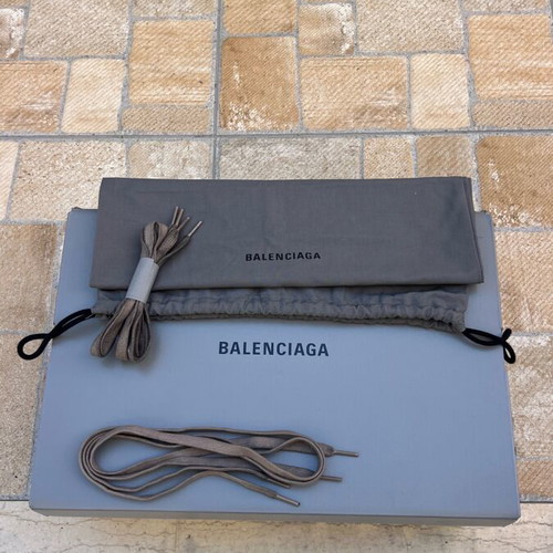 Balenciaga athletic shoes 3XL like new, taupe mix, size 41