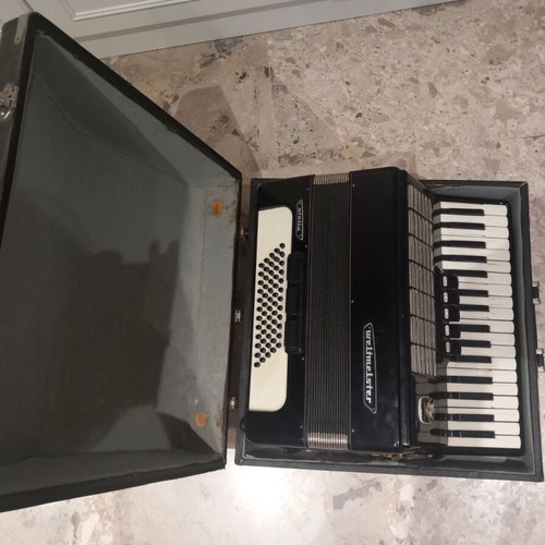 Weltmeister Stella 60 accordion, 60 bass, made in Germany