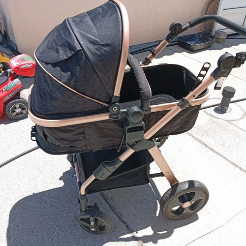 Multifunctional baby stroller like new with adjustable seat and footmuff