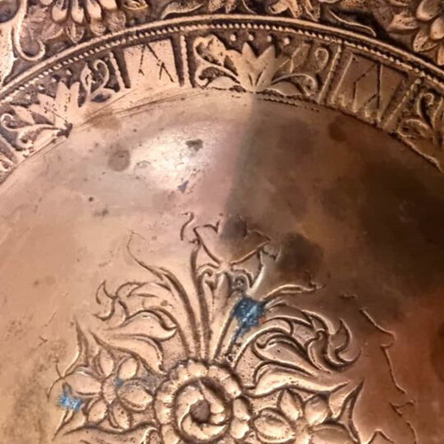 Bronze decorative bowl with wavy edge like new